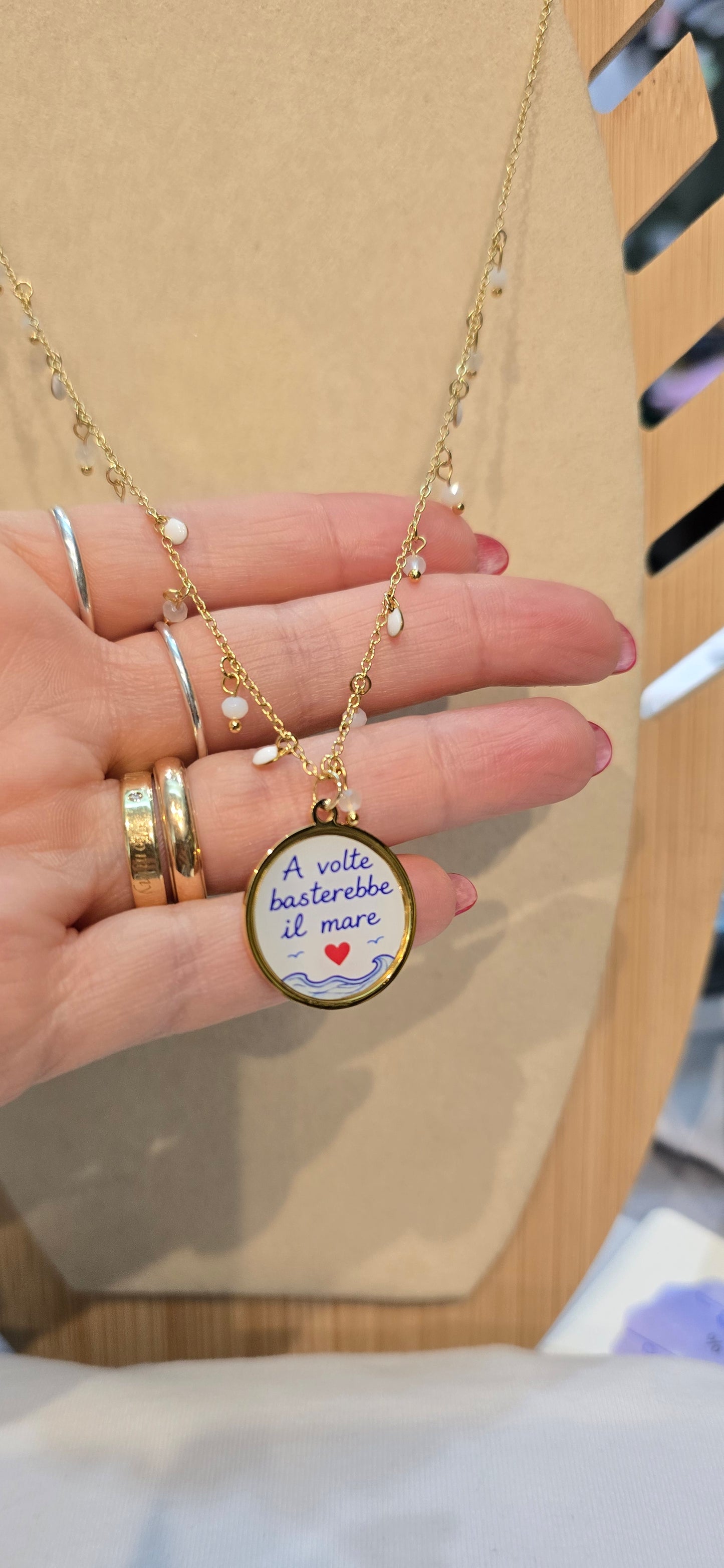 # Collana MOOD ciondolini bianca " a volte basterebbe il mare"