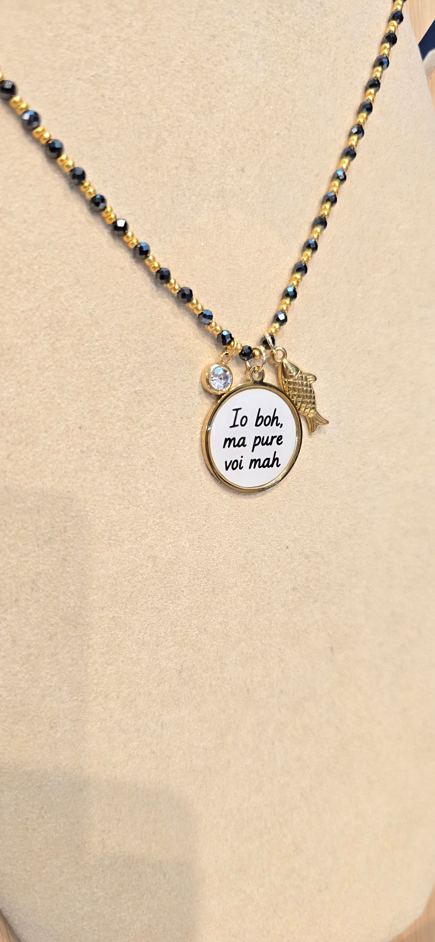 # Collana CRISTALLINI nera " io boh" 3 charms