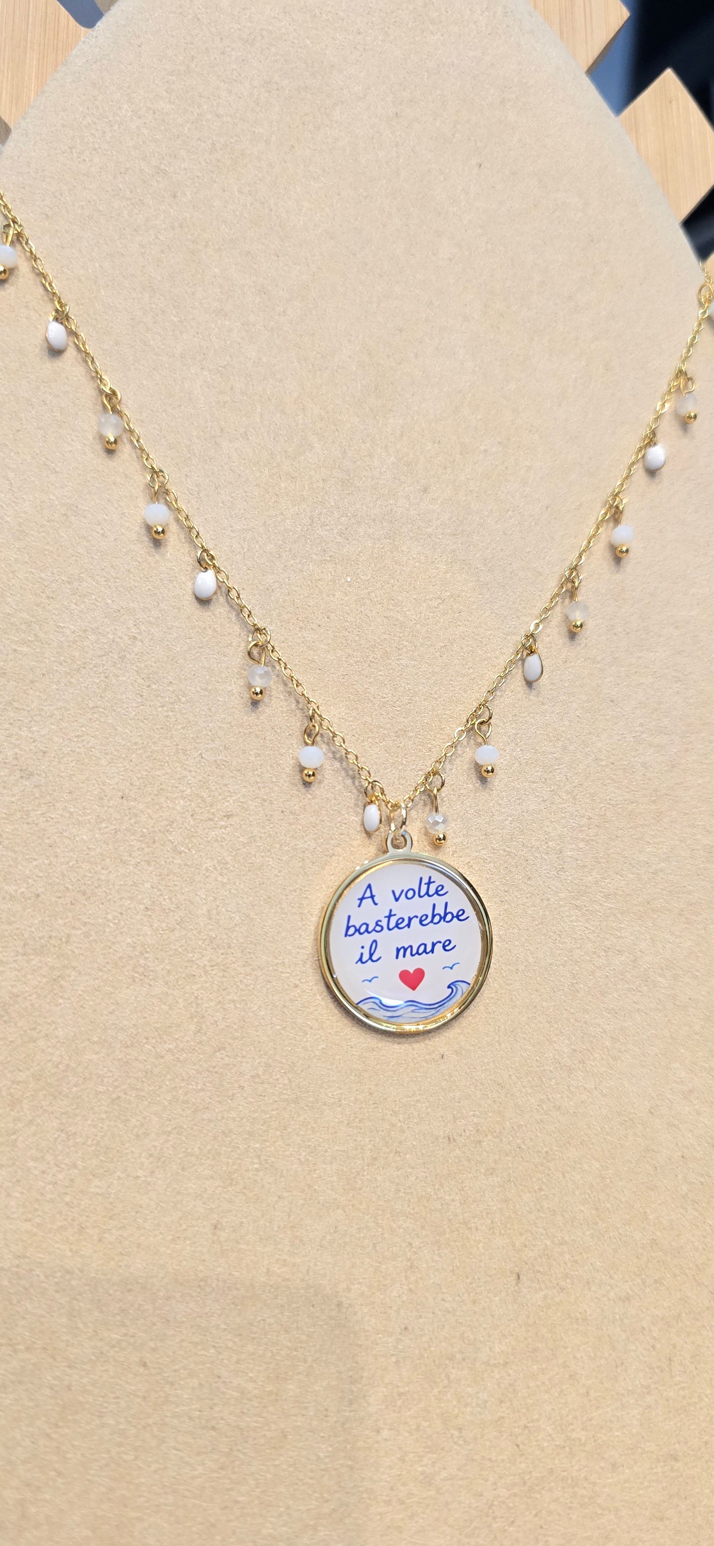 # Collana MOOD ciondolini bianca " a volte basterebbe il mare"
